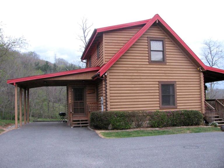 Secluded Pet-Friendly Log Cabin near Asheville, North Carolina - Bed and Breakfast Cullowhee
