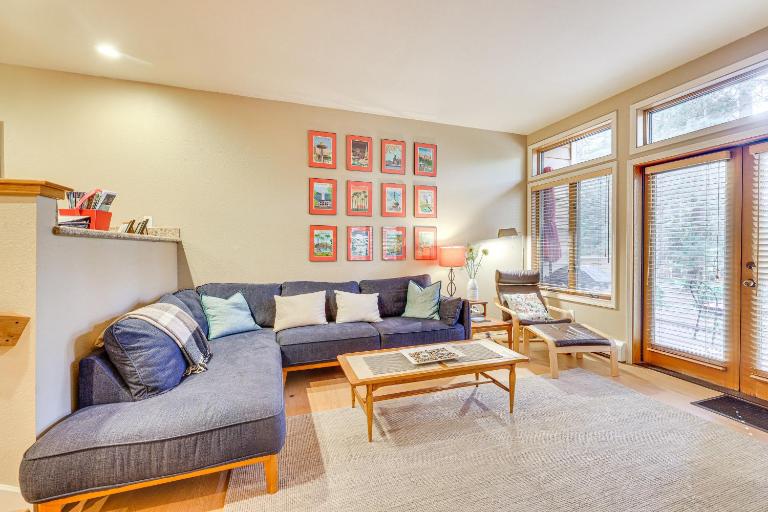 2 Mi to Diamond Peak! Corner-Unit Condo w/ Hot Tub - B&B Incline Village
