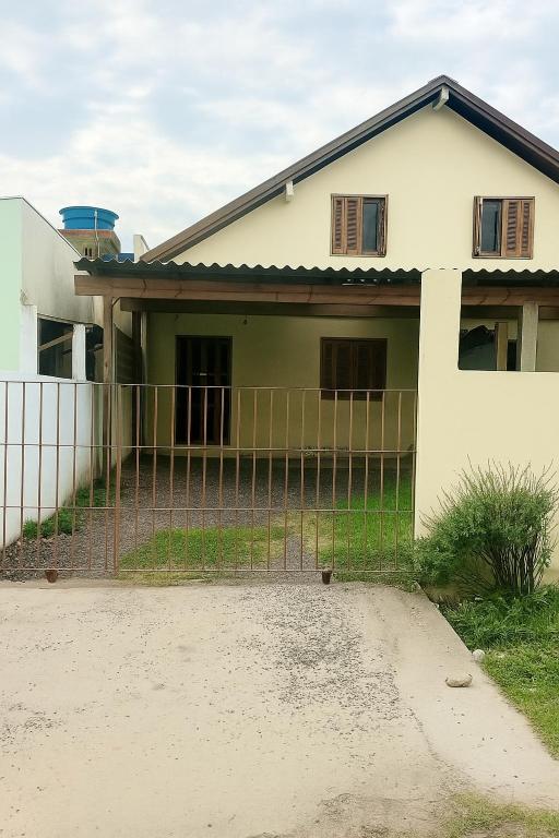 Casa Ampla em Capão Novo 2 Pátios com Churrasqueira 3 Vagas Estacionamento - B&B Capão da Canoa