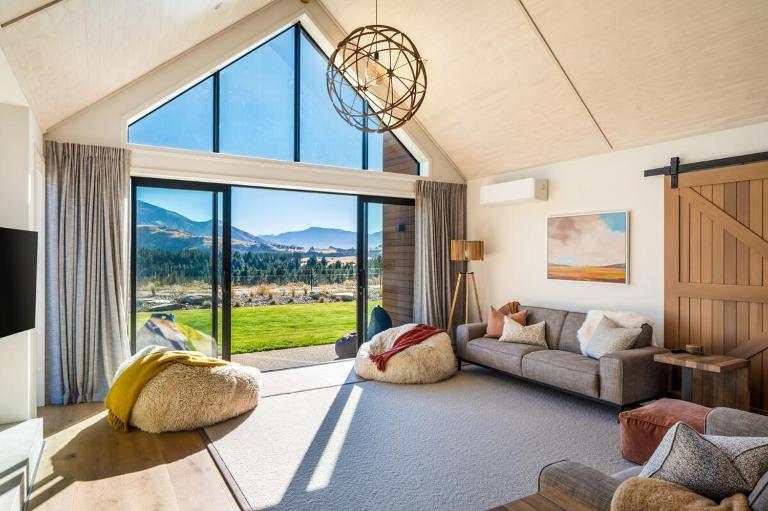 Four-Bedroom Alpine Retreat with Two Living Areas - B&B Wanaka