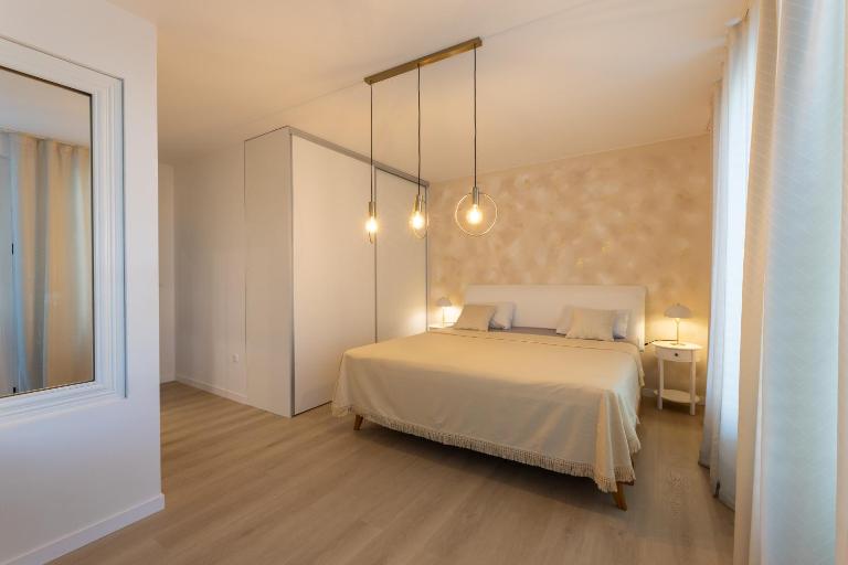 Villa Dalmacroa with cinema and pool up to 34 - Bed and Breakfast Kutleše