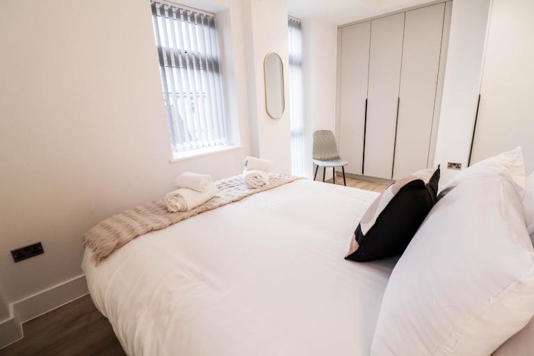 The Chiltern View - 1BR Centrally Located Flat with Contemporary Style Decor & Free Secure Underground Parking - B&B High Wycombe