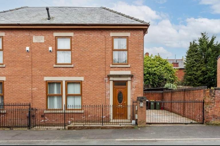 Albert Stays - 5 bed Sleeps 11 - Free Parking - Ferienwohnung Preston