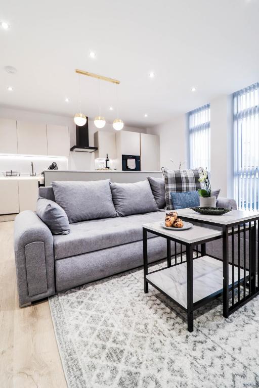 The Abbey Apartment - 1BR Apt with Dedicated Workspace, Fast Wifi & Stylish Kitchen Island & Free Secure Underground Parking - B&B High Wycombe