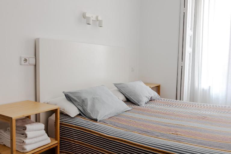 Hostal La Zona - Bed and Breakfast Madrid
