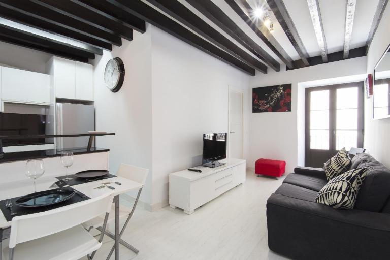 Black&White Apartment, minimum stay 30 nights, by PriorityVillas - B&B Palma