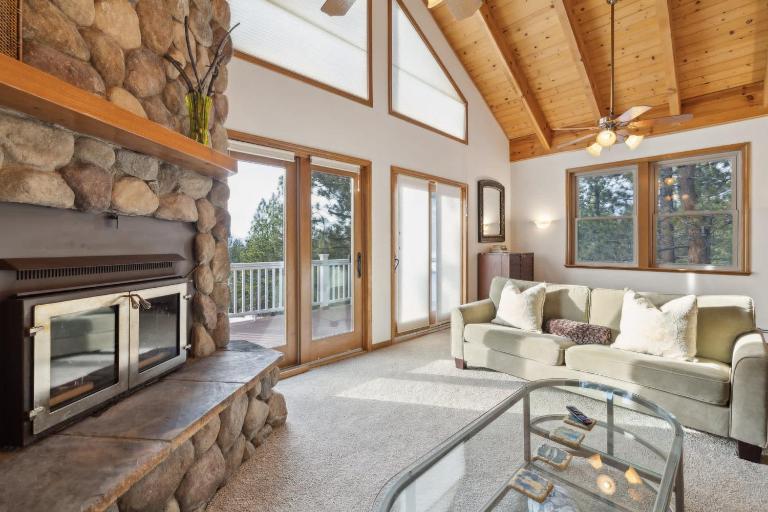 Spacious 4 Bedroom Retreat Near Lake Tahoe- Comfort and Views - B&B Stateline