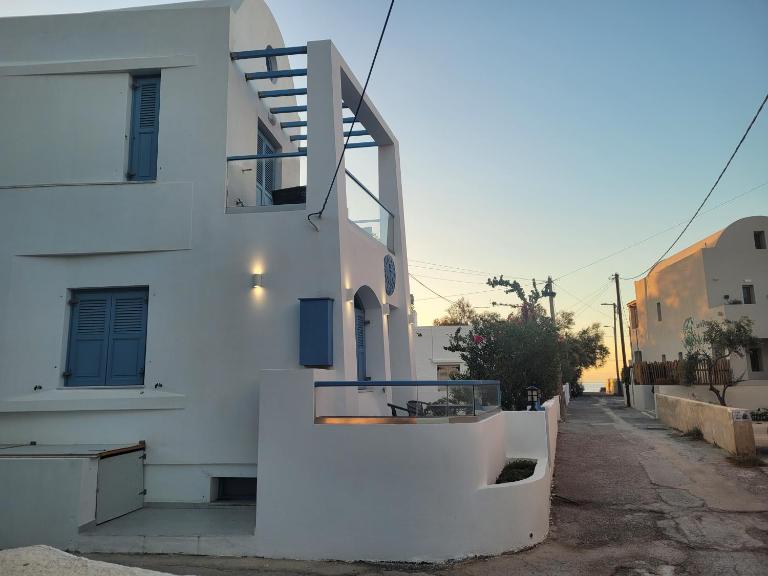 Captain Lazaros Detached Beach Villa and Suites - B&B Perissa
