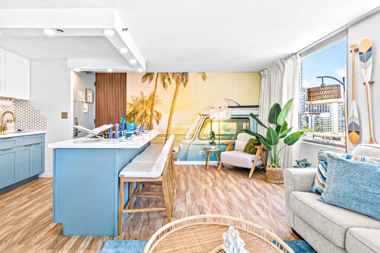 Luxury Waikīkī Condo - 1BR King Suite, Full Kitchen, Rooftop Pool, 700ft to Beach l Sea La Vie - Bed and Breakfast Honolulu