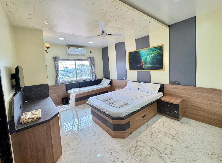 Trinetra Yatri Niwas - B&B Aundah