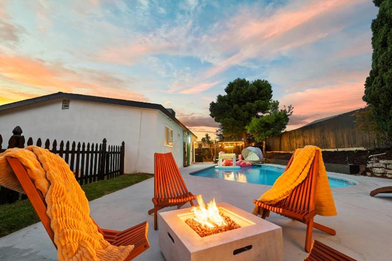 NEW! Hot TubPoolFire Pit10 Mins to Beach - B&B San Diego