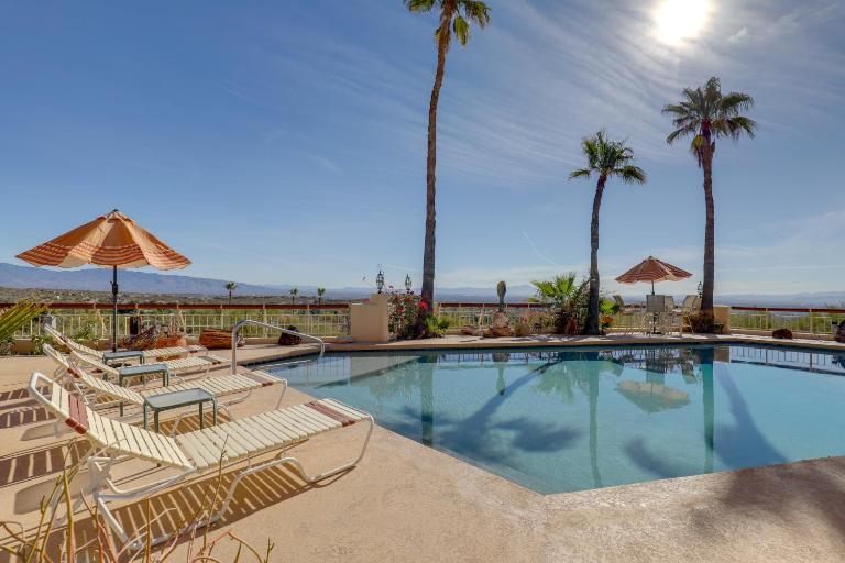 Stunning Views + Pool! Hilltop Home in Tucson - Chambres d'hôtes Tucson