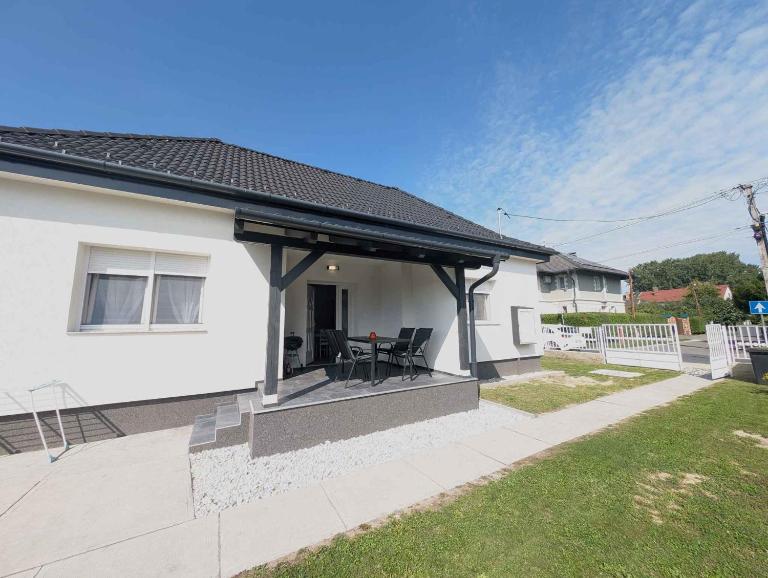 Holiday home in Balatonmariafürdo 54826 - Bed and Breakfast Balatonmáriafürdő