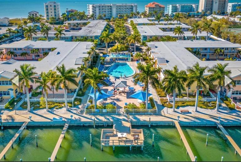 Welcoming 2-bedroom condo with bonus room! - B&B Indian Shores