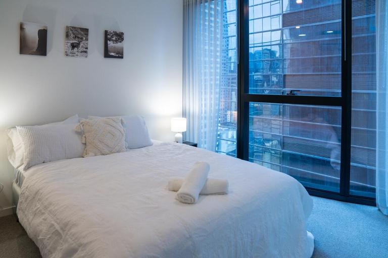 Home in the Sky 2BR,2BA with City Views,Pool & Gym - B&B Melbourne