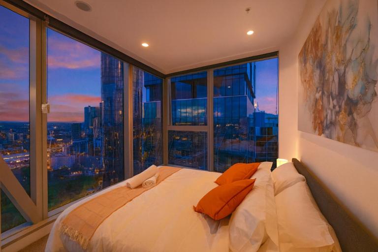 BRAND NEW - City View - Convenience - Pool - Gym - B&B Melbourne