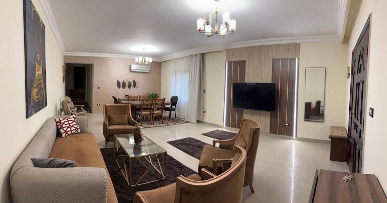 3-BR Apt near Cairo Airpt, GUC & AUC, prime location - Bed and Breakfast Caïro