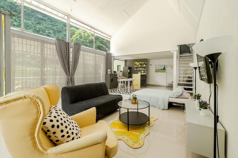 Yellow House Bandung Villa Dago Giri 10 pax Riverside View - B&B Bandung