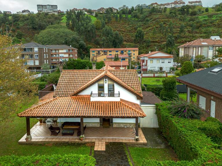 Amplia y cómoda casa en playa Ribera - B&B Suances