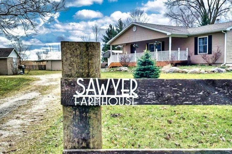 Sawyer Farmhouse -Spacious Retreat with 5 Bedrooms - B&B Sawyer