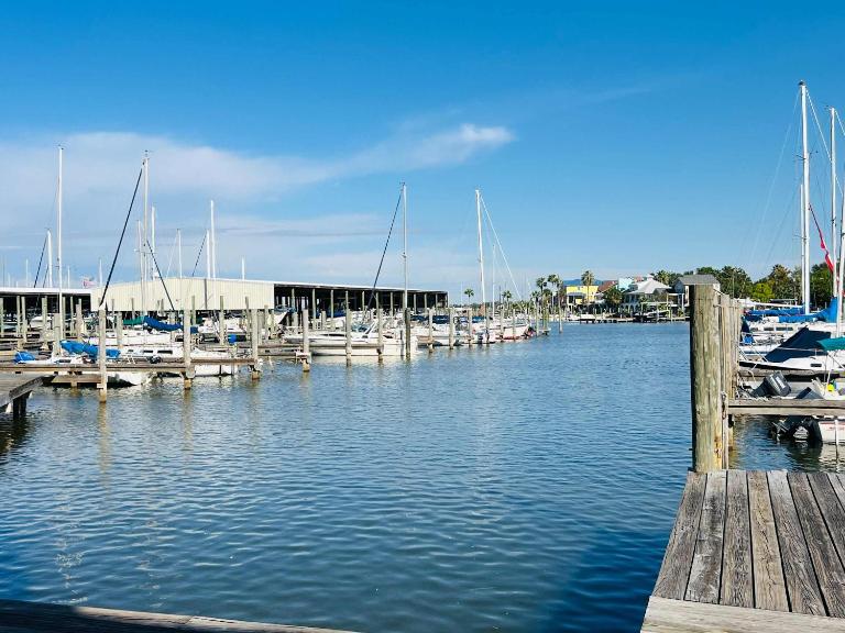 Marina Maison 2BDR Condo - B&B Clear Lake Shores