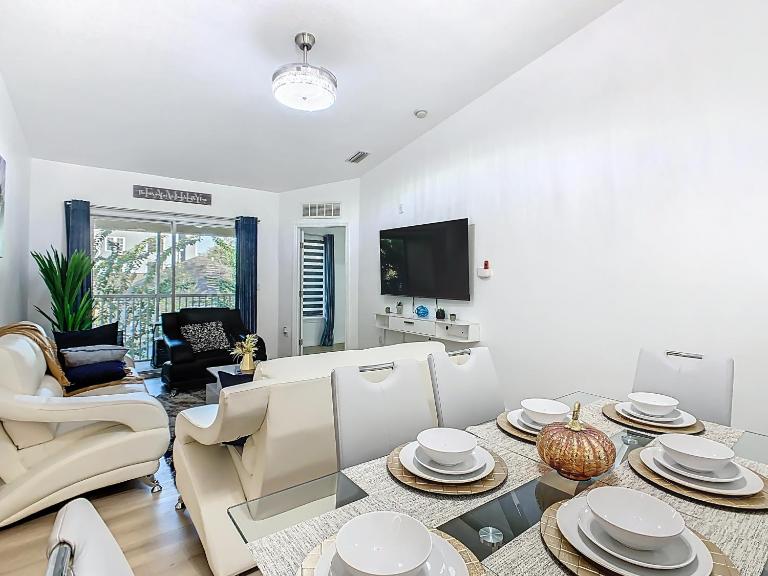 The Galactic Getaway, 3Bed, 2Bath Apartment, Free Parking, Heated Pool - B&B Kissimmee