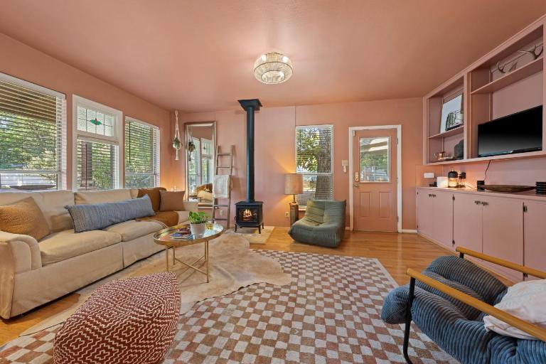 Zen Bungalow - Hot Tub & Close to Main - Chambres d'hôtes Fredericksburg