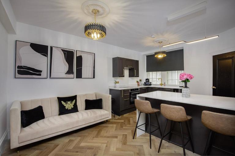 RoyalMile Luxe - Elegant 3BR Apartment in Old Town - B&B Edimburgo