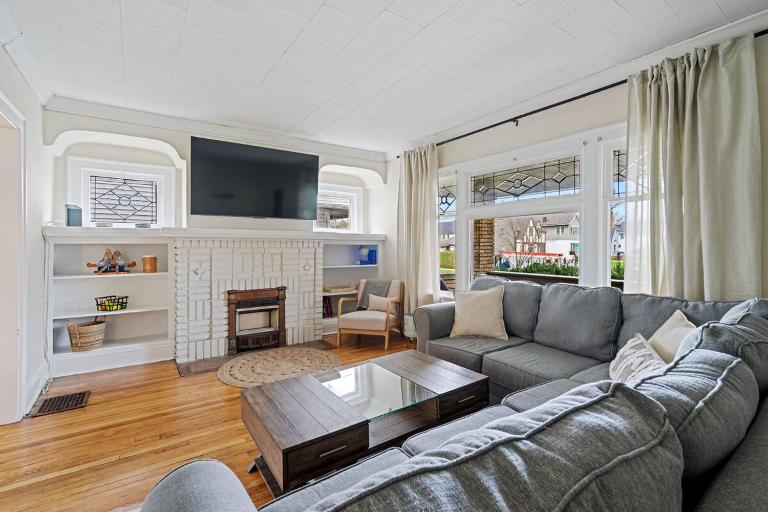 Dog-Friendly Lakewood Stay Near Cleveland & Lake - B&B Lakewood