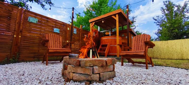 The Hajdu Hide-Away - Cozy, Private House, Hot Tub & Garden, Pet Friendly - Ferienwohnung Hajduszoboszlo