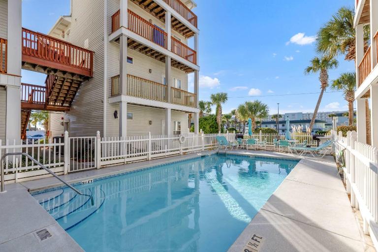 Barkentine Pool & White Sands Steps Away - B&B Fort Walton Beach