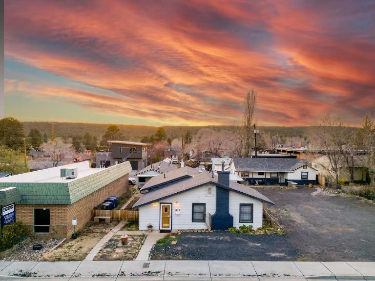 Brews, Pines, & Peaks - Your downtown Flagstaff stay awaits - Bed and Breakfast Flagstaff