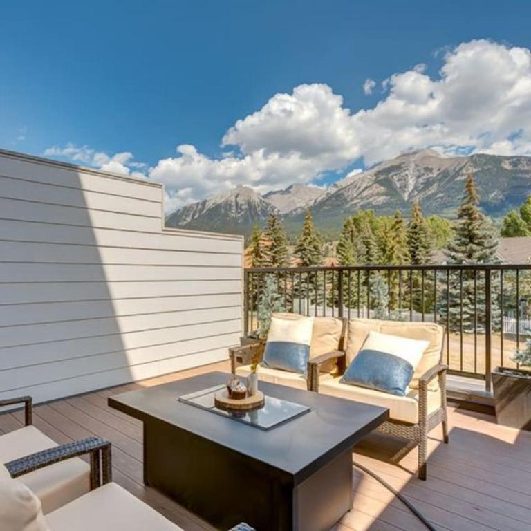 Stunning Modern 2BR Unit in Downtown Canmore - B&B Canmore