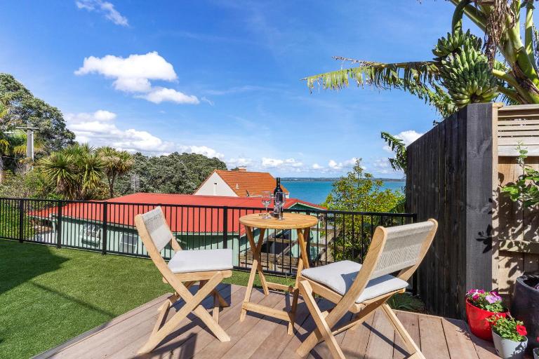 Point Chevalier Beach Studio with Ocean Views - B&B Auckland
