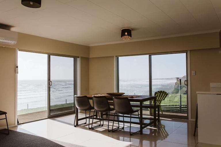 ABC on Wanaka Bay - beachfront home w. ocean views - B&B New Plymouth