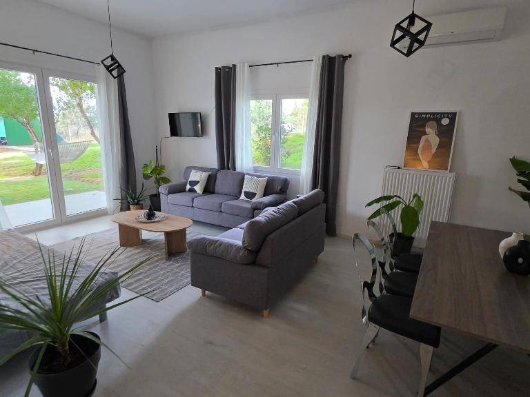 Black N' White Cozy Housegarden - B&B Alexandroupoli