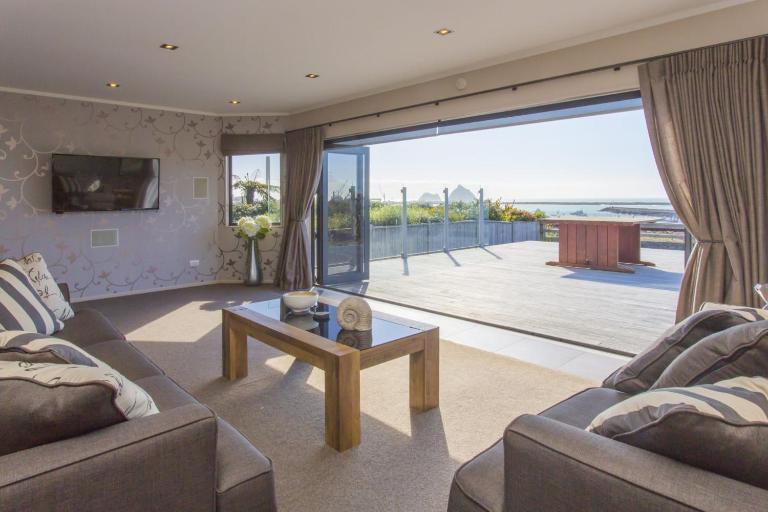 The Waterfront Escape - with panoramic sea views - B&B New Plymouth