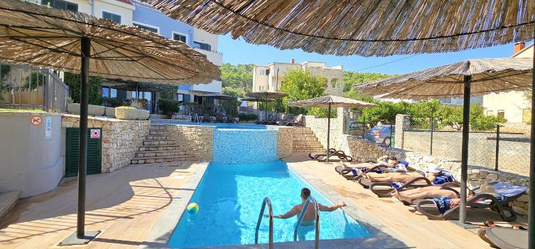 Lovely 2 pool Apt, 350m to beach, 6km from Trogir - Apt Sunny Relax - Ferienwohnung Slatine