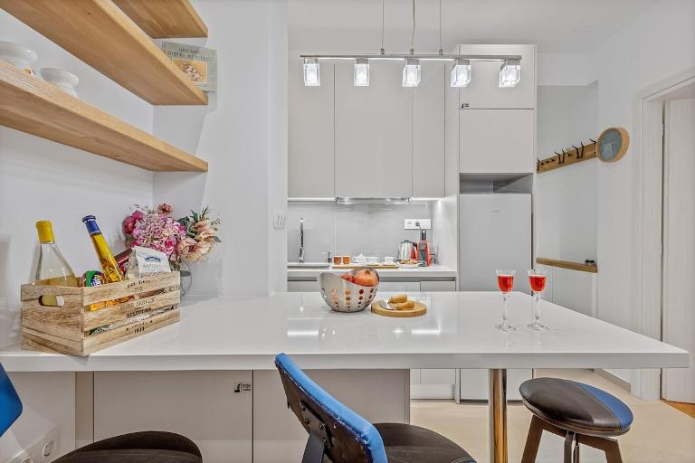 h2h Erato # Metro in 1min to airport, 5' Port, Marina Zea, Wifi, Tech, Luxury - Chambres d'hôtes Le Pirée
