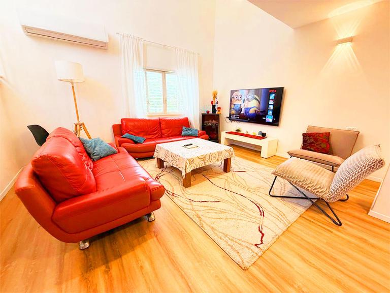 Spacious 3BD Penthouse with Rooftop & Parking - B&B Ra'anana