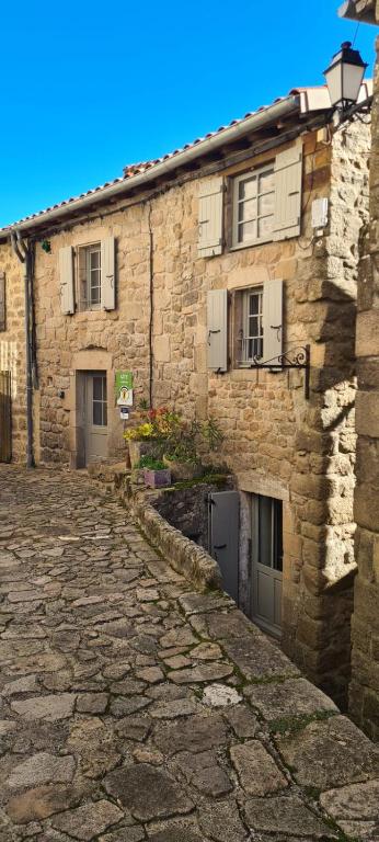 Maison de village ardéchoise Les Ruches - B&B Chalencon