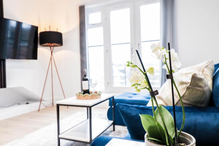 The Kingsmead Loft - Stylish 1BR Top Floor Apt with King or Twin Beds & Free Secure Underground Parking, Central High Wycombe HP13, Sleeps 3 - B&B High Wycombe