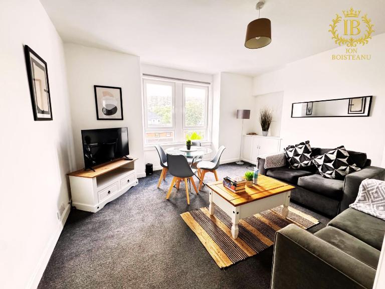 2-Bed Gourock Margaret St - Sleeps 4 - Contractors, Business & Relocations - Free Parking - B&B Gourock