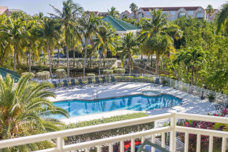 Tortuga Suite at Sunrise Suites Resort - Heated Pool, Hot Tub & Free Parking - B&B Key West