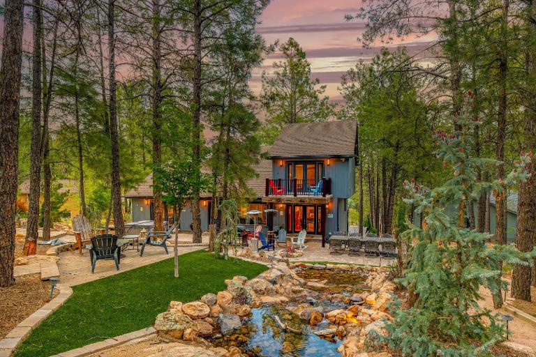 Big R Lodge Hot Tub Arcades Large Deck Retreat Near Flagstaff Attractions - Bed and Breakfast Flagstaff