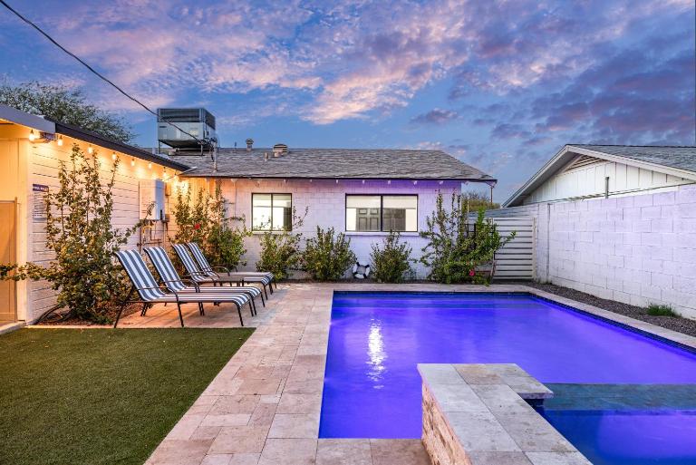 Moody Modern Desert Retreat – Backyard Bliss Awaits - B&B Scottsdale