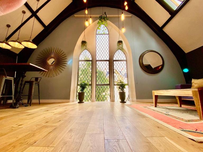 Fabulous Converted Church Apartment Town Centre - B&B Worthing