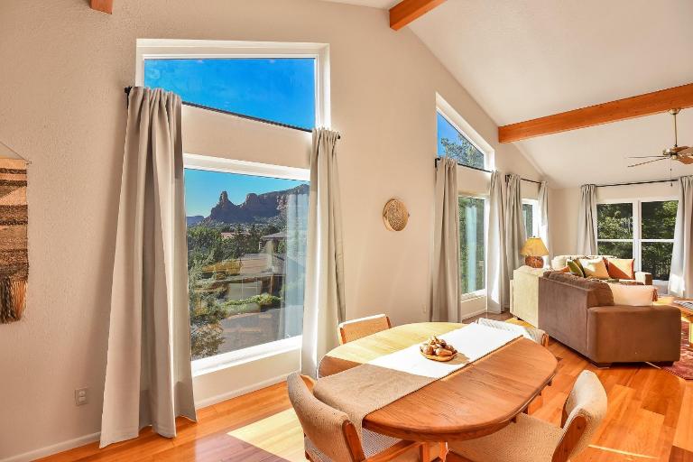 Red Rock Magnificence Stunning Views Quiet Village of Oak Creek Pet-Friendly - B&B Sedona