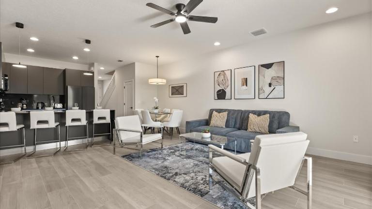 Stunning Townhome with Private Pool & Games Room - Bed and Breakfast Orlando
