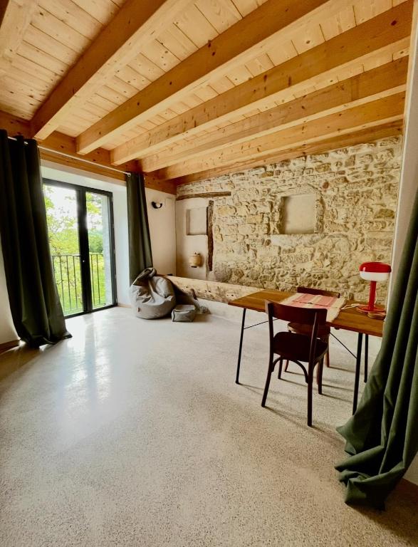 Terrace studio in an old farmhouse - B&B Ceyzérieu